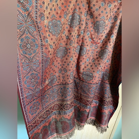 Beautiful light reversible Paisley Brocade Tassel Large Scarf Pashmina Throw - Picture 2 of 13